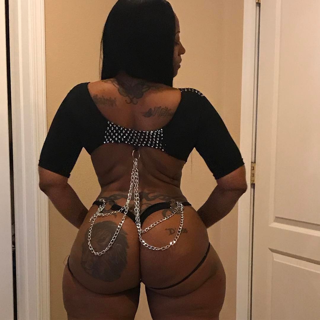 bigbuttsthickhipsnthighs:  thequeencherokeedass:CHAIN GANG ClicK that link in my
