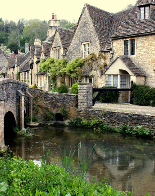 classicalbritain:Cotsworld style houses along the Bybrook river in Castle Combe, England (by John191