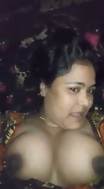 desipussys:    Horny Indian Wife Boob Selfie