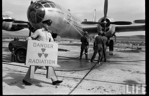 Danger Radiation(Carl Mydans. 1952)