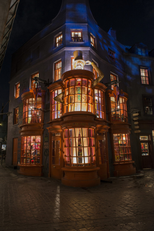 hyliandovahkiin:bryantsupreme:The Wizarding World of Harry Potter- Diagon AlleyI’m dying to go here 