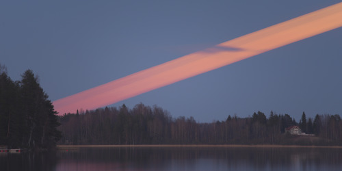 bacteriia:A Photographer Captures a 37-Minute Exposure of the Moon Streaking Across the Sky