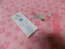 toddlertammy:  Mommy has gone high tech and bought a diaper sensing device that attaches to the diaper and every time I wet my diaper it sends a message to mommy phone that I made pee-pee in my diaper it evens sends a message to tell her its time for