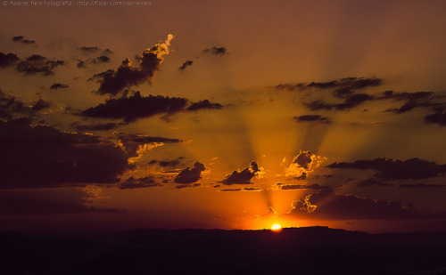 Pôr-do-sol no vale do Rio Grande, Brasil by Rodnei Reis Fotografia Sacramento/MG/BR on Flickr.