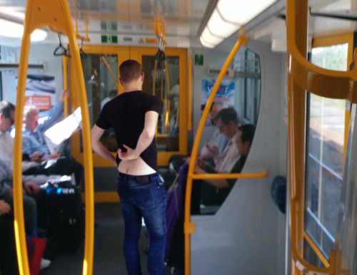 captainsneakyboi:Love me some crack!Meanwhile, on the train cracks… errr… tracks