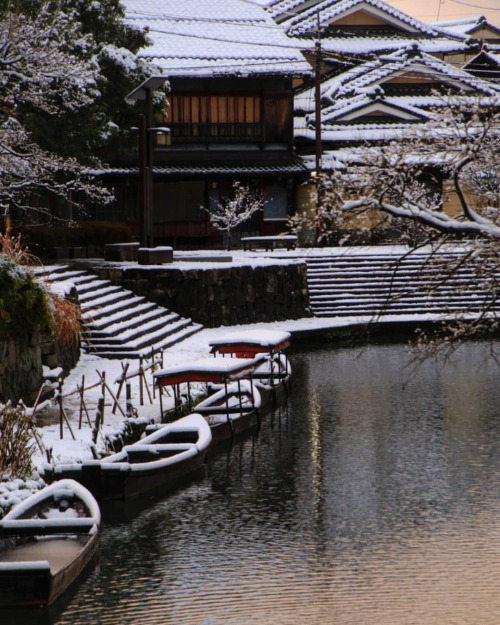 【滋賀県】八幡堀雪❄️ . うっすら朝焼け . （2021/12/18撮影） . #八幡堀 #雪の朝 #雪景色 #しがトコ #八幡堀めぐり #hachimanbori #舟 #船 #雪のある風景 #し