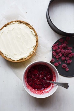 sweetoothgirl:  No Bake Raspberry Cheesecake with Amaretti Crust  