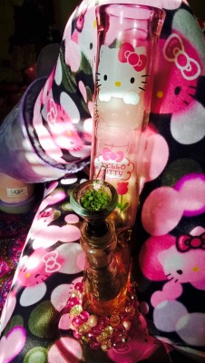 ilovehellokittyandweed:  The sun is shining and my leggings match my bong😍😍😍 finding happiness in the little things💨💕💨💕 