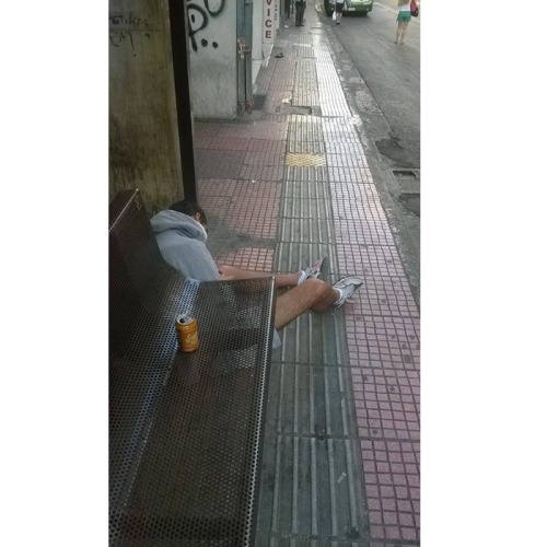 roll-inq:  happiness-is-figurative07:  na-me-antexeis:  itslelele:  “8 το πρωί στην Χαλκοκονδύλη,σκουντώ το παλικάρι να δώ αν ζεί,τον ρωτώ αν αισθάνεται καλά.Έχει κάνει