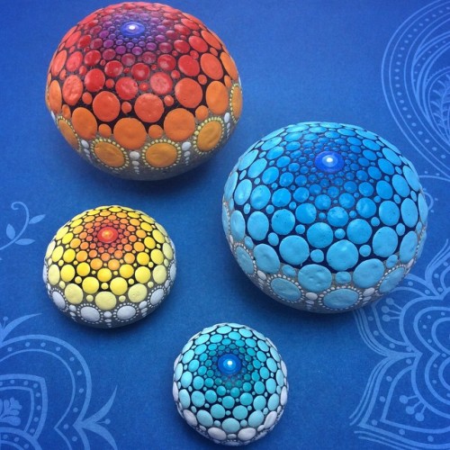 fer1972:Elspeth McLean transforms Ocean Stones in Beautiful Dot Mandalas