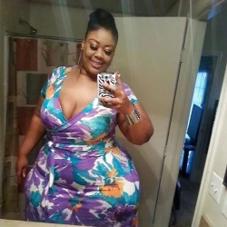 pearhub:  #bbw #wide hips #dress #selfie  Hugely Delicious Hips !! Bet her Ass Is Outrageous !!!