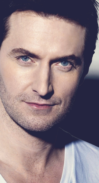 cumberbitchsandwich: wikatiepedia: really big photos of Richard Armitage 2/? *implodes* my favorite 