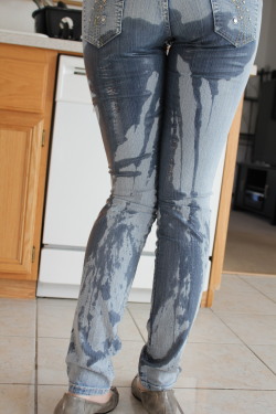 girlpeefetish:  Hot jeans wetting. Found