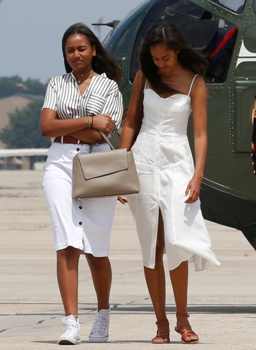 darkmoonperfume:  homieloversaint:  torisoulphoenix:  accras:  Malia and Sasha Obama depart to trave