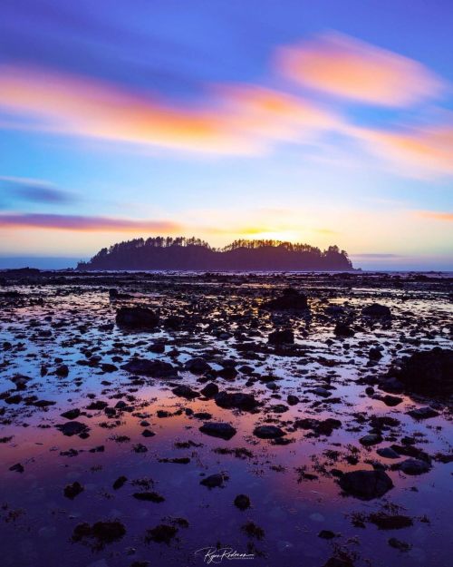 visitportangeles:  A gorgeous coastal sunset as captured by @ryanradman ✌️  #VisitPortAngeles #OlympicNationalPark https://instagr.am/p/CLFc7yWLMTJ/   Damn , missing home right now 