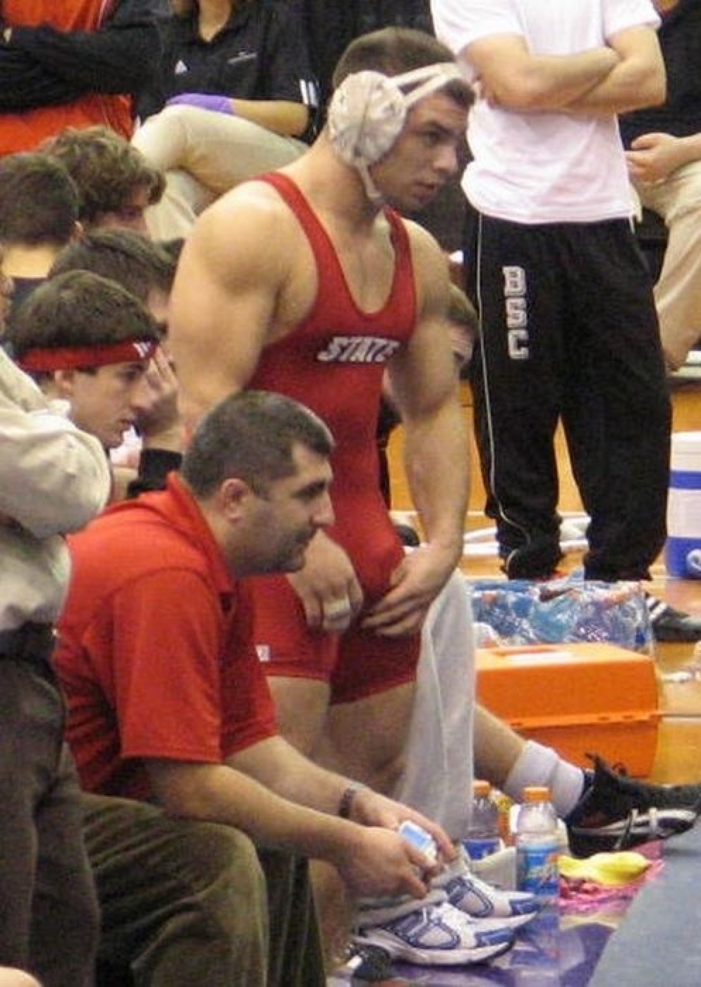 sportshotmen:  Nice bulge on muscle hunk