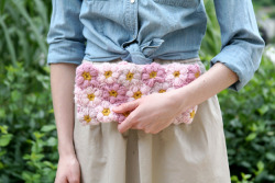 prettycraftythings:  Off the Hook: Crochet Flower Power Clutch -Caught on a whim 