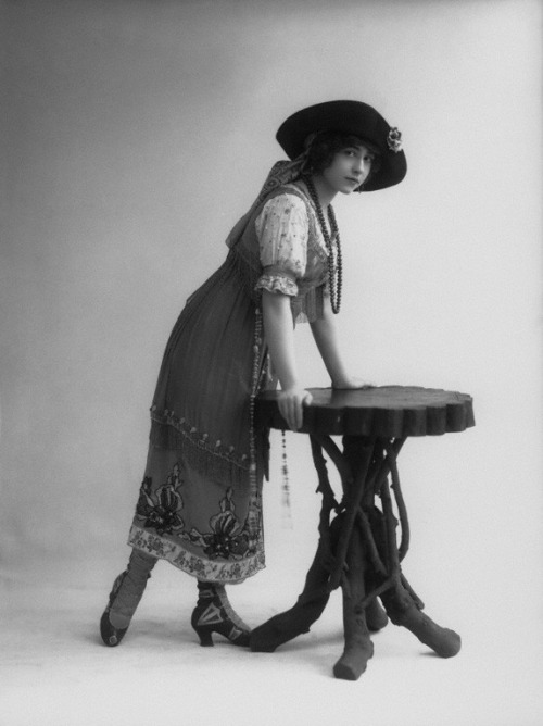 saisonciel:  Yvonne Arnaud by Bassano, 1913
