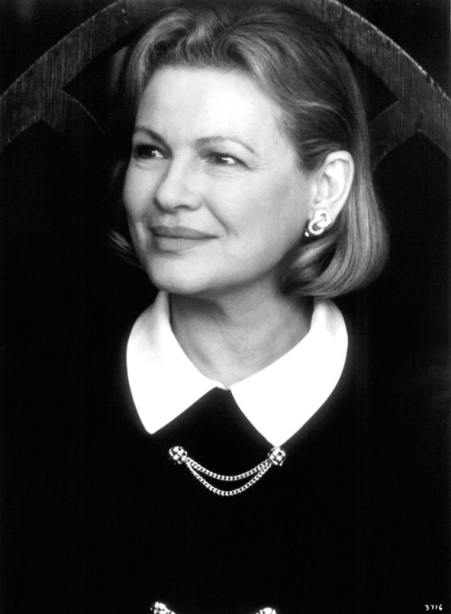 Porn photo Maszületettbárány:   Dianne Wiest (1948)Lánytesók,