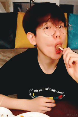 Baekhyun offering you a bite ✧ 210215 “Let’s Eat” V Live
