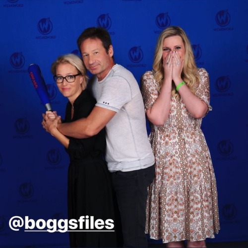 youreadarkwizard:@boggsfiles: “Then…I went up to get 3 pics with them and Gillian saw the bat and sa