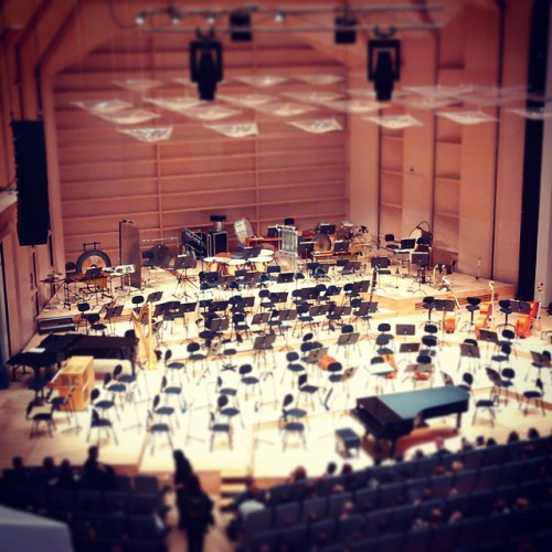 Check out the #percussion setup! 2 bass drums, 2 gongs, full strength mallets, 2 pairs of cymbals … and 2 pianos! #tamperephilharmonic #finalsymphony (at Tampere-talo)