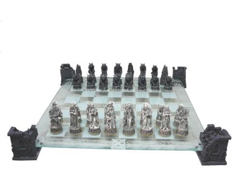 Porn photo smegsterowen:  Vampire + werewolf chess set