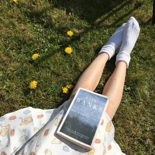uchubee:lonely baby spends the day baking and reading
