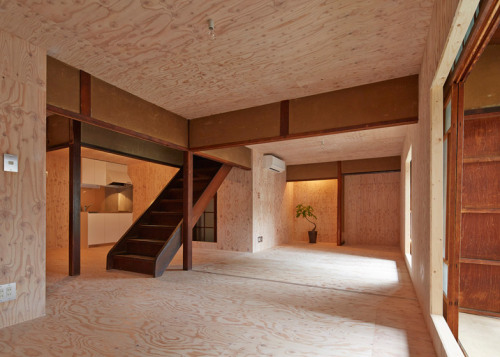 dezeen:Architecture studio NAAD has lined a century-old Japanese house with unfinished plywood