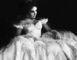 andantegrazioso:   Elizabeth Taylor portrait in white dress on the MGM set of Raintree County, 1956