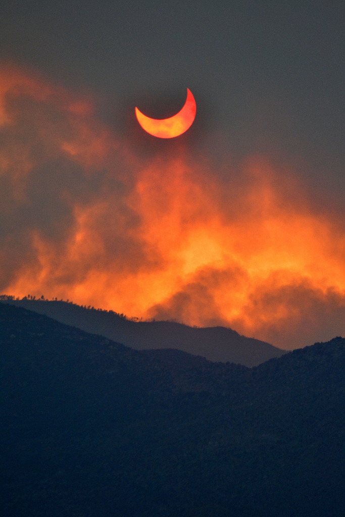 e4rthy:  Annular eclipse seen through smoke from the Arizona wild fires by Melissa