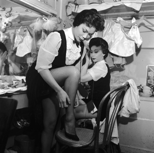 vintageeveryday: Amazing black and white photos of life in San Francisco’s Chinatown in the 1950s.