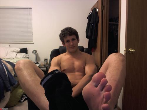 bestmalefeetfoot: Try using balls that have been played with! Looks more authentic