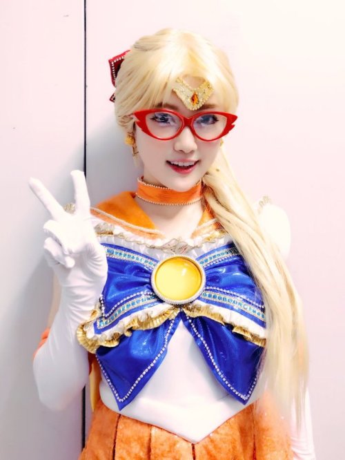 senshidaily:Team Moon introduced pen lights and Venus with V-chan’s glasses