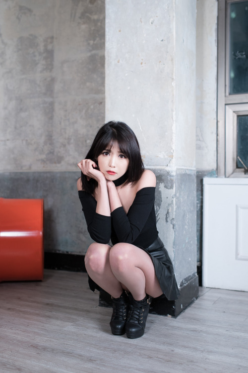 prettymissy4u:Lee Eun Hye - Leather Mini Skirt Style. ♥