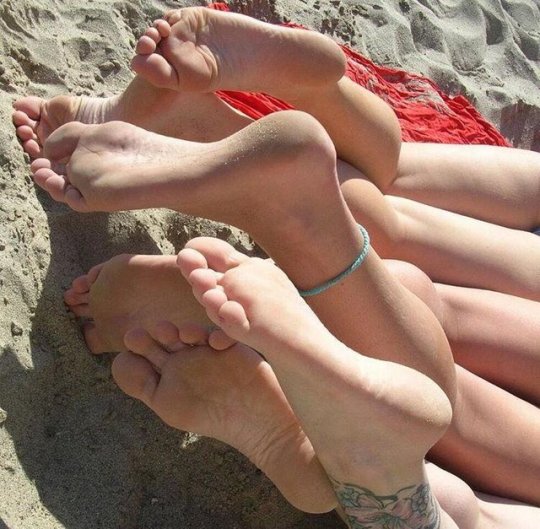 Porn Pics feet–n–soles:  Ready for the beach. All
