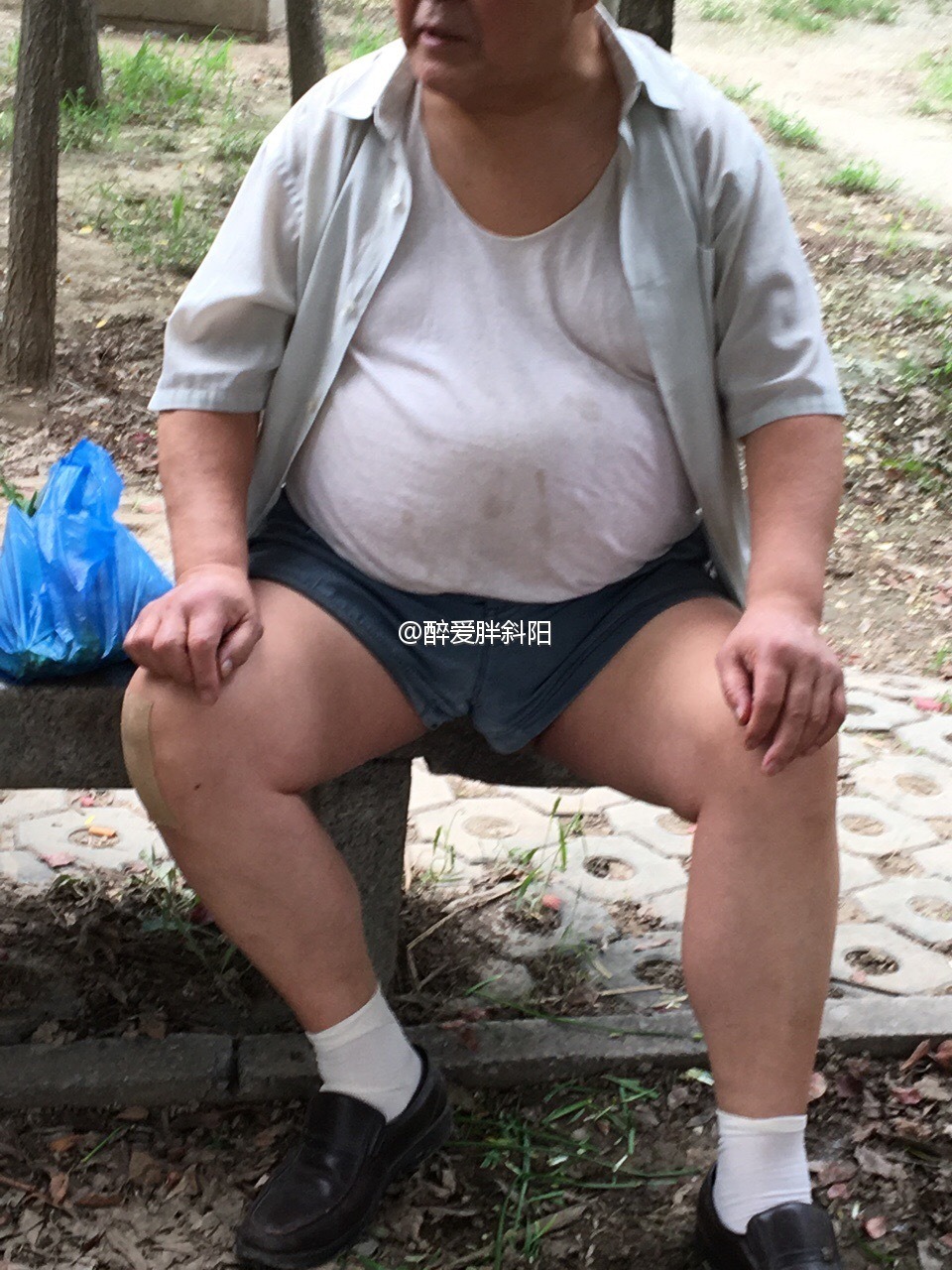 toumodajiba:  大叔的短裤太短了。所有人都可以看到他浑圆肥大的卵蛋，光溜溜的，充满了精种。