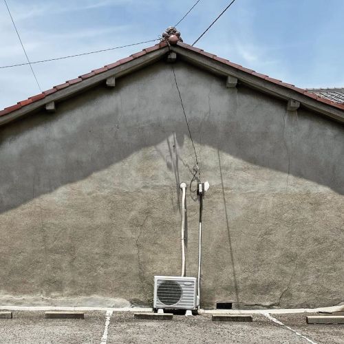 窓なくてもクーラーは欲しいもんね… . #ザ#ザ壁部 #wall #幽霊部員 #japan #室外機 https://www.instagram.com/p/CPz8Q6kDzks/?utm_med
