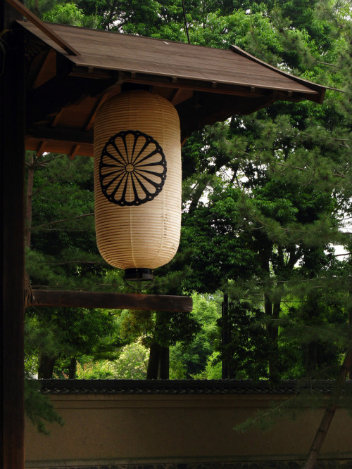 todaiji lantern A lantern at the entrance to Todaiji temple in Nara.By : non-euclidean photography