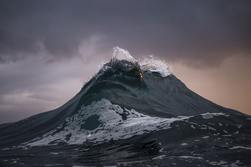 jedavu:  Mountains of the Sea by Ray Collins    Awesome work