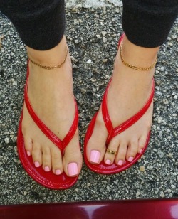 freakyebonyfeettoes:  Pink toes 😜👣