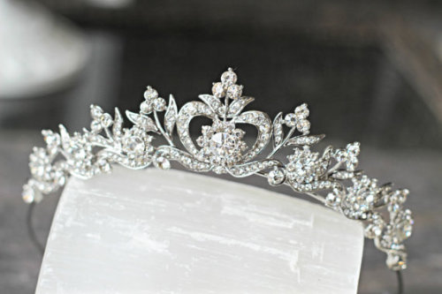 XXX idealpinner:  Bridal Tiara Crystal Heart photo