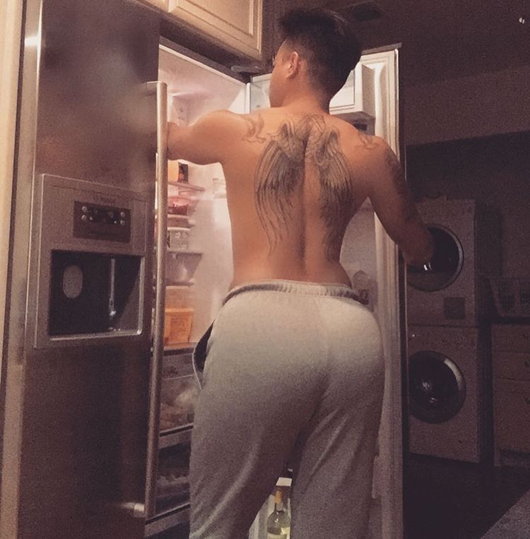 jcakezz:  Midnight snack to get them gainz back 💪🏽 