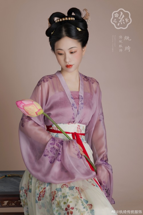 ziseviolet:Traditional Chinese Hanfu.