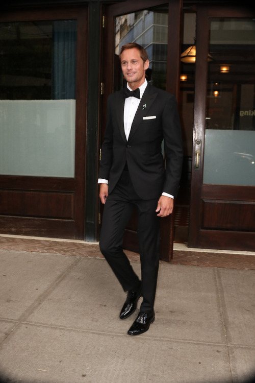 alexanderskarsgardonline: Alexander Skarsgard on his way to the Met Gala on 5/7/18 (+)