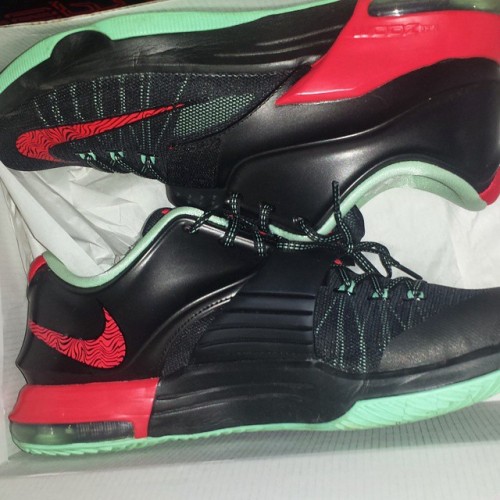 Size 10.5 KD Good Apples 贘 Dm me if interested or text me if you got my hitter