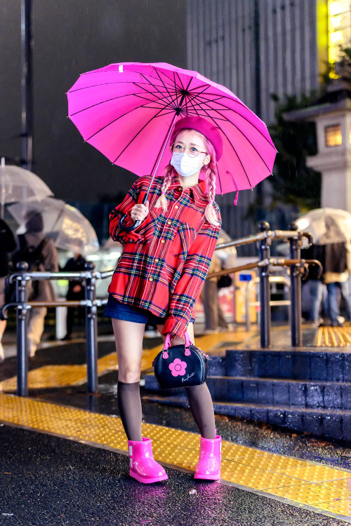 Japanese model Hikapu wearing pink UGG rain boots and carrying a Mary Quant handbag on the street in