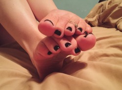 theprettygoodfoot:  Toes for you!