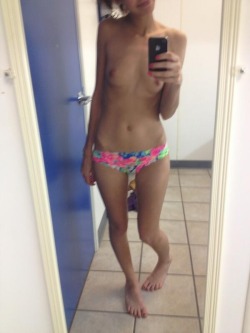 reallysexyselfshots:  Come check out my pics at www.reallysexyselfshots.tumblr.com/ Send Female Pictures using kik: reallysexyselfshots 