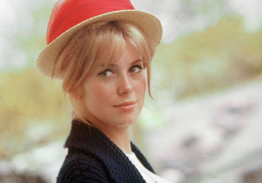 La beauté, c'est quelque chose qui commence à l'intérieur et qui se reflète à l'extérieur. - Catherine Deneuve